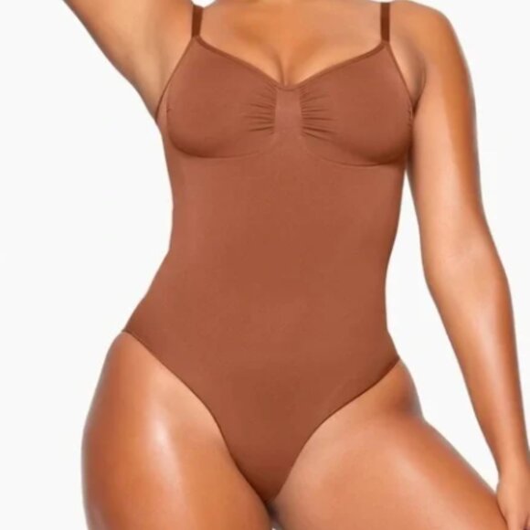 SKIMS - NWT 𝑺𝒄𝒖𝒍𝒑𝒕𝒊𝒏𝒈 Thong 𝑩𝒐𝒅𝒚𝒔𝒖𝒊𝒕✨ - Picture 1 of 4